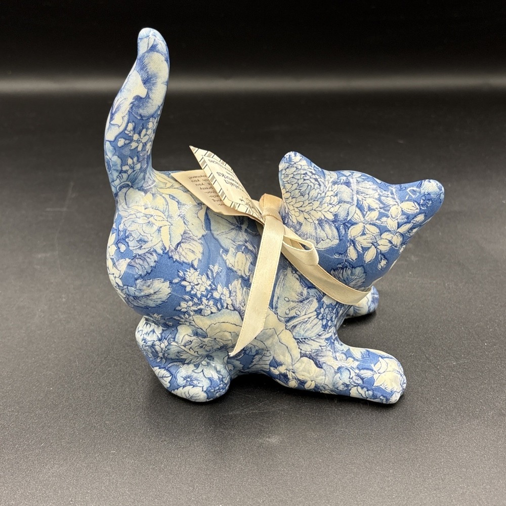 Porcelain Patchworks Crouching Kitty Cat Blue White  Vintage Cottage Core - Picture 3 of 8